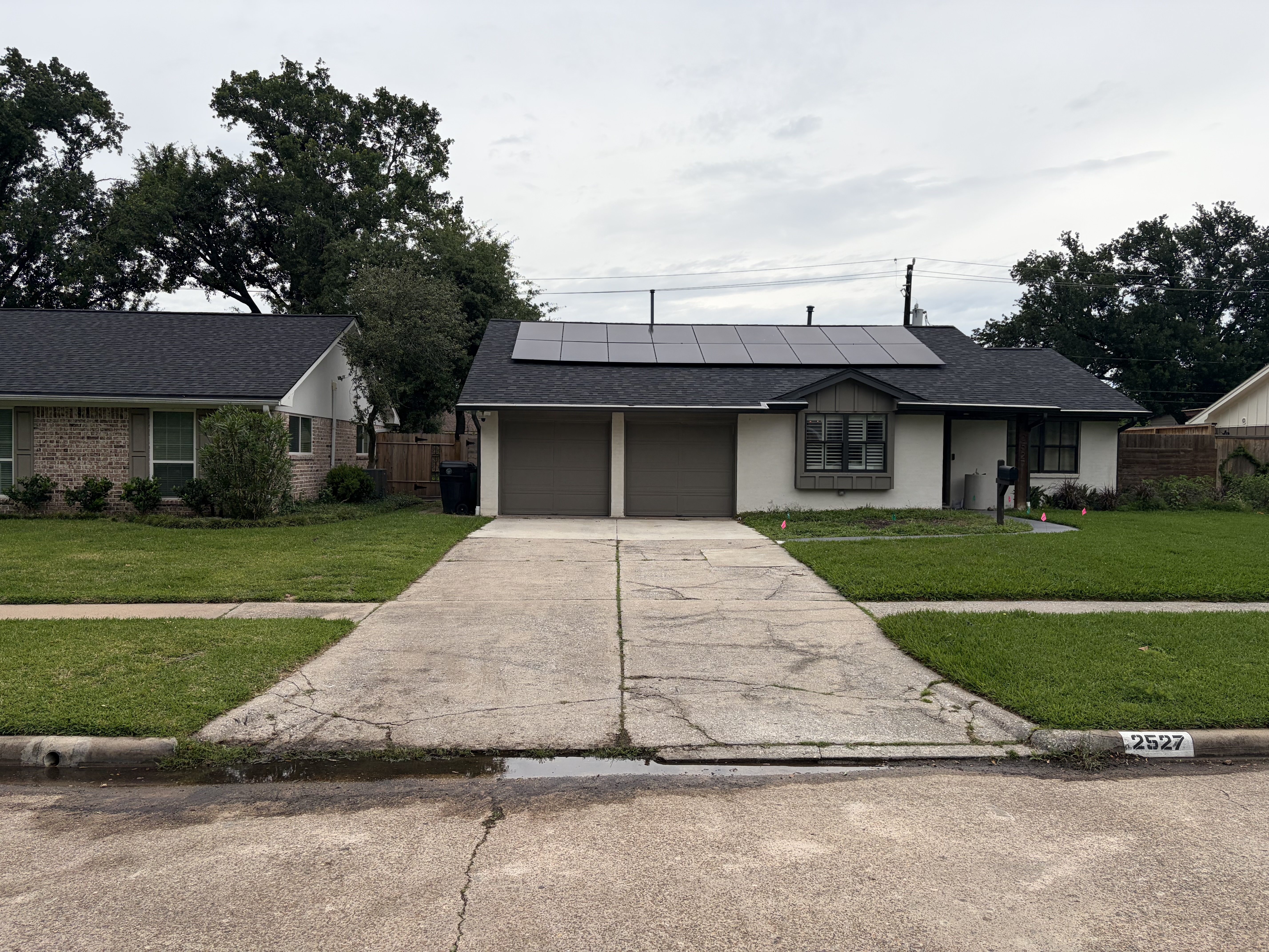 Cracked concrete driveway in Houston Texas showing warning signs that need professional repair